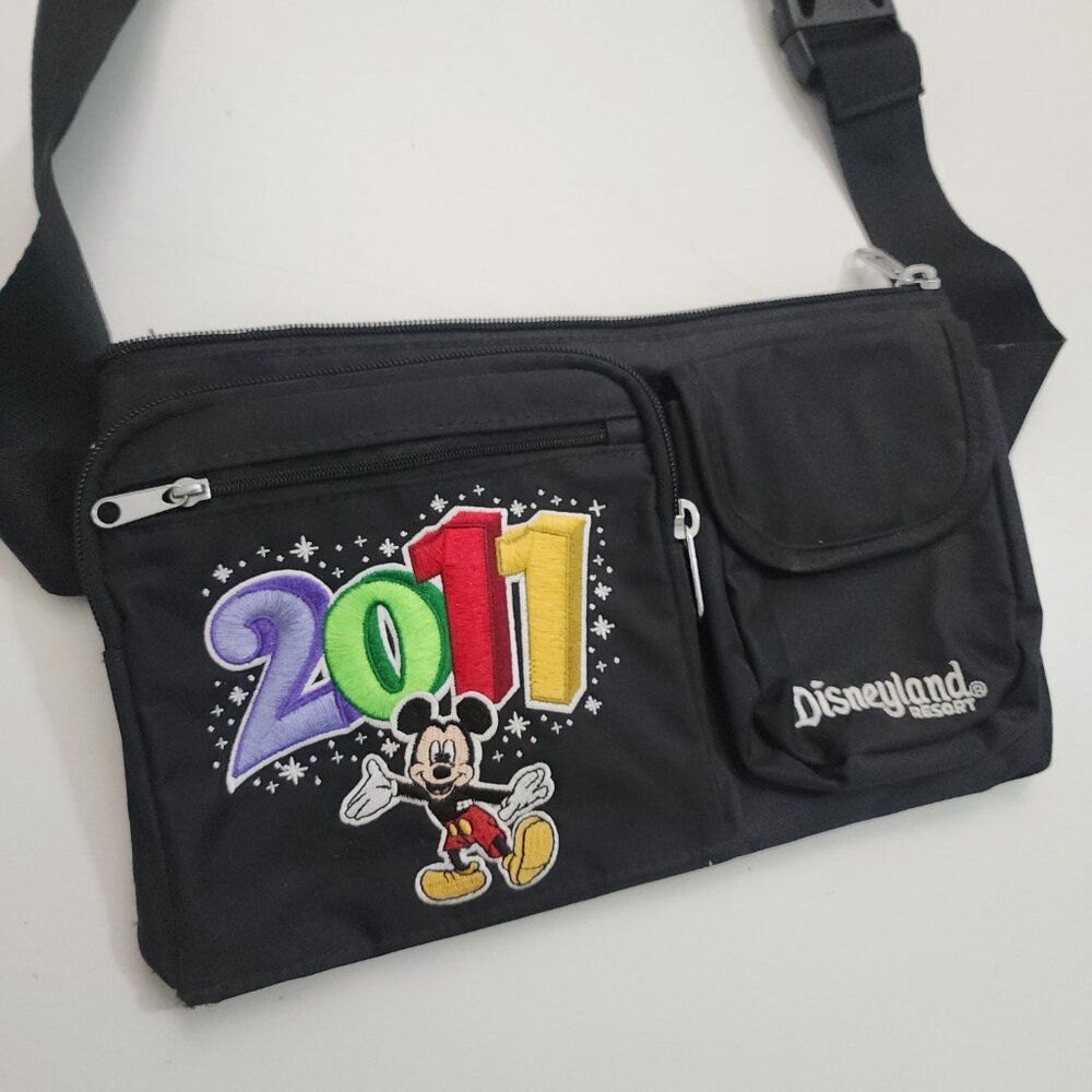 2011 Walt Disney World Fanny Pack Mickey Mouse Black Zippered Bag